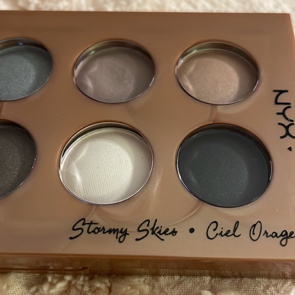 NYX | Stormy Skies Eyeshadow Pallette - Picture 3 of 7